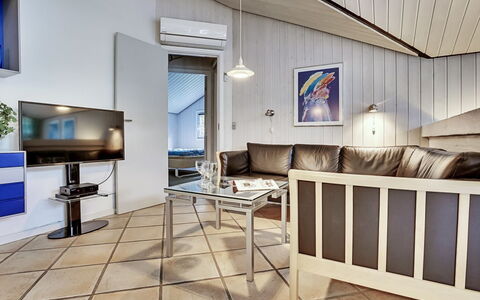 Guththorm - 600M from the Sea: Diseño De Interiores, Mueble, Piso, Techo, Suelo, Sofá, Habitación, Encendiendo, Sala, Departamento