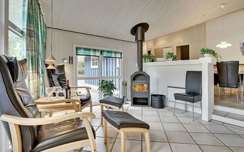 Guththorm - 600M from the Sea: Mueble, Diseño De Interiores, Piso, Madera, Techo, Suelo, Silla, Sala, Encendiendo, Mesa