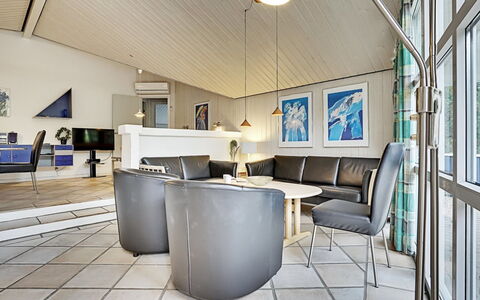 Guththorm - 600M from the Sea: Mueble, Diseño De Interiores, Piso, Sofá, Techo, Suelo, Sala, Encendiendo, Silla
