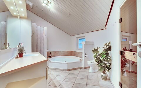 Guththorm - 600M from the Sea: Diseño De Interiores, Techo, Piso, Suelo, Arreglo De Tubería, Habitación, Lámpara, Bañera, Plomería, Baño