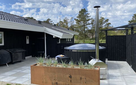 Sviðandi - 1.5Km from the Sea: Jardín, Sombra, Patio Interior, Hormigón, Yarda, Diseño, Estructura Al Aire Libre, Patio, Edificios Del Jardín
