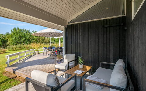 Sviðandi - 1.5Km from the Sea: Mueble, Mesa, Mueble Para Exteriores, Mesa Al Aire Libre, Silla, Manchas De Madera, Sombra, Patio Interior, Cabaña, Cocina Y Comedor Mesa