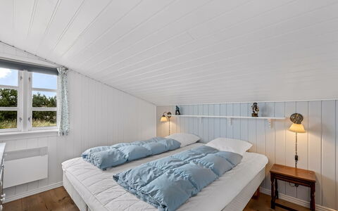 Dortea - 600M from the Sea: Madera, Techo, Habitación, Diseño De Interiores, Suelo, Piso, Cama, Mueble, Lecho, Marco De La Cama