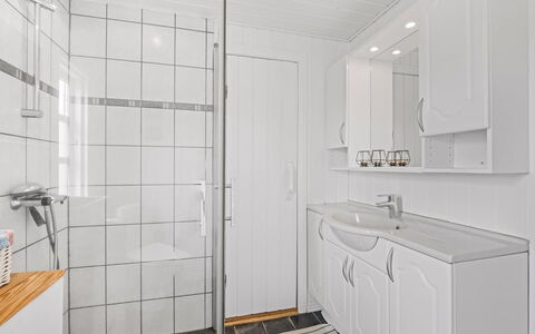 Dortea - 600M from the Sea: Piso, Arreglo De Tubería, Suelo, Lavabo, Lavabo Del Baño, Diseño De Interiores, Mueble De Baño, Baño, Grifo, Plomería
