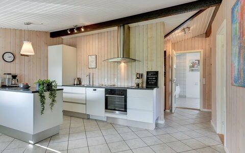 Jess - from the Sea: Cocina, Piso, Diseño De Interiores, Madera, Techo, Lámpara, Suelo, Mostrador, Mueble, Gabinetes