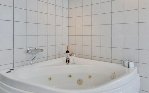Jess - from the Sea: Baño, Arreglo De Tubería, Bañera, Diseño De Interiores, Piso, Suelo, Grifo, Plomería, Material Compuesto, Habitación