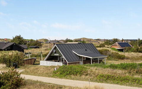 Alleta - 600M from the Sea: Arbusto, Diseño Urbano, Cobertura Del Suelo, Ladrillo, Departamento, Inmuebles, Enladrillado, Balcón, Paisajismo