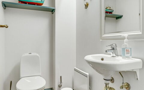 Jannike - 100M from the Sea: Baño, Arreglo De Tubería, Lavabo Del Baño, Pared, Lavabo, Diseño De Interiores, Piso, Grifo, Suelo, Plomería