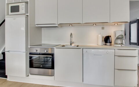 Pavlinka - 200M from the Sea: Aparato De Cocina, Cocina, Mostrador, Electrodoméstico, Gabinetes, Electrodoméstico, Diseño De Interiores, Piso, Estufa De Cocina, Mueble