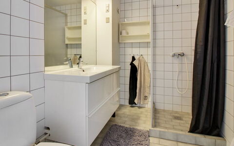 Pavlinka - 200M from the Sea: Piso, Arreglo De Tubería, Baño, Pared, Suelo, Diseño De Interiores, Lavabo Del Baño, Baño, Lavabo, Plomería