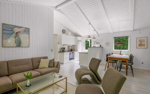 Fredger - 1.8Km from the Sea: Diseño De Interiores, Piso, Techo, Madera, Sofá, Mueble, Suelo, Sala, Habitación, Casa