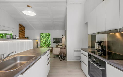 Fredger - 1.8Km from the Sea: Cocina, Mostrador, Diseño De Interiores, Aparato De Cocina, Piso, Madera, Techo, Electrodoméstico, Mueble, Suelo