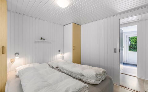 Fredger - 1.8Km from the Sea: Madera, Techo, Habitación, Diseño De Interiores, Piso, Suelo, Cama, Casa, Lecho, Sábana
