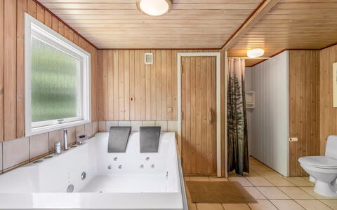 Fredger - 1.8Km from the Sea: Piso, Suelo, Diseño De Interiores, Arreglo De Tubería, Madera, Techo, Bañera, Baño, Habitación, Plomería