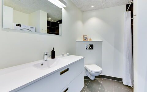 Aiana - 250M from the Sea: Piso, Suelo, Diseño De Interiores, Arreglo De Tubería, Mueble De Baño, Techo, Lavabo Del Baño, Baño, Plomería, Lavabo