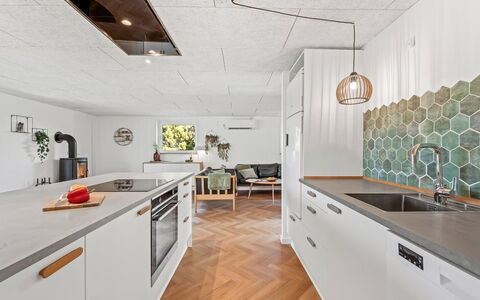 Bela - from the Sea: Piso, Cocina, Madera, Techo, Mostrador, Suelo, Diseño De Interiores, Electrodoméstico, Aparato De Cocina, Lámpara