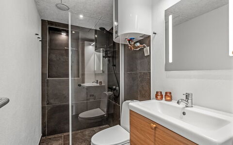 Bela - from the Sea: Arreglo De Tubería, Baño, Piso, Suelo, Asiento Del Baño, Baño, Lavabo, Diseño De Interiores, Mueble De Baño, Lavabo Del Baño