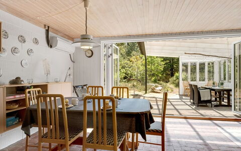 Mirva - 800M to the Fjord: Mueble, Diseño De Interiores, Madera, Techo, Piso, Suelo, Cocina Y Comedor Mesa, Silla, Lámpara, Comedor