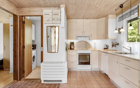 Mirva - 800M to the Fjord: Cocina, Piso, Mostrador, Aparato De Cocina, Diseño De Interiores, Mueble, Madera, Gabinetes, Electrodoméstico, Suelo