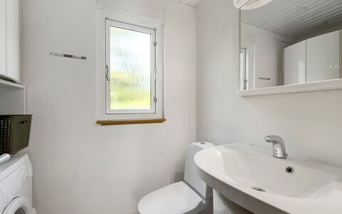 Mirva - 800M to the Fjord: Pared, Arreglo De Tubería, Piso, Madera, Suelo, Baño, Asiento Del Baño, Baño, Lavabo, Lavabo Del Baño