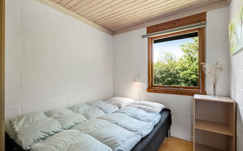 Mirva - 800M to the Fjord: Pared, Madera, Diseño De Interiores, Piso, Habitación, Techo, Suelo, Cama, Habitación, Sábana