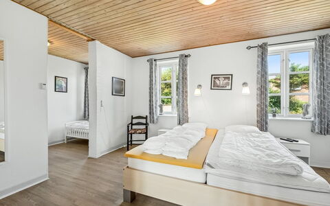 Urte - from the Sea: Madera, Casa, Habitación, Casa, Cama, Marco De La Cama, Lecho, Cabaña, Sábana, Ventana De Guillotina