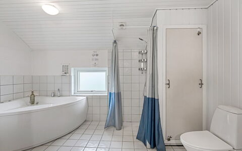 Gottfreda - 330M to the Fjord: Arreglo De Tubería, Piso, Suelo, Baño, Diseño De Interiores, Techo, Plomería, Loseta, Material Compuesto, Grifo