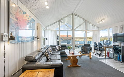 Gottfreda - 330M to the Fjord: Techo, Casa, Diseño De Interiores, Cabaña, Sofá, Sala, Lámpara, Madera Dura