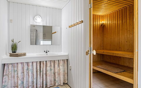 Gottfreda - 330M to the Fjord: Piso, Arreglo De Tubería, Suelo, Diseño De Interiores, Baño, Plomería, Grifo, Techo, Loseta, Habitación