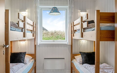 Gottfreda - 330M to the Fjord: Madera, Litera, Diseño De Interiores, Habitación, Mueble, Cama, Habitación, Marco De La Cama, Techo, Dormitorio