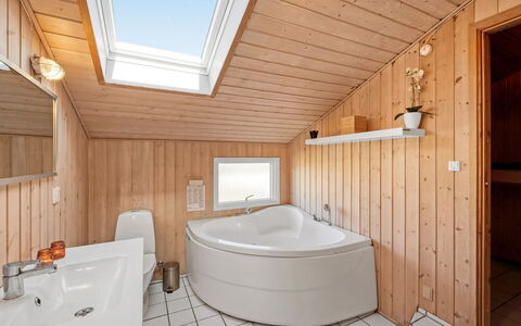 Hjalma - from the Sea: Arreglo De Tubería, Piso, Suelo, Diseño De Interiores, Madera, Bañera, Techo, Baño, Plomería, Grifo