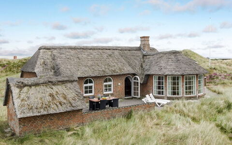 Aslaug - 500M from the Sea: Madera, Techo, Arquitectura, Casa, Casa, Cabaña, Vía Muerta, Madera Dura, Pendiente, Inmuebles