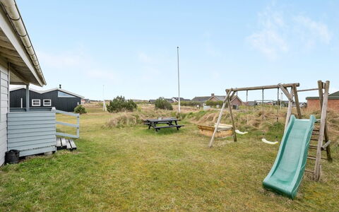 Trineke - from the Sea: Hierba, Casa, Techo, Casa, Cabaña, Arbusto, El Terreno Del Lote, Área Rural, Casa De Campo, Cobertura Del Suelo
