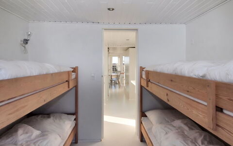 Swanja - from the Sea: Diseño De Interiores, Madera, Piso, Suelo, Techo, Mueble, Habitación, Habitación, Cama, Manchas De Madera