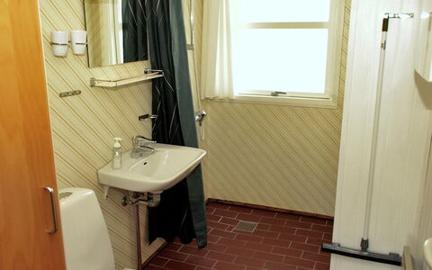 Holte - 700M to the Fjord: Lavabo Del Baño, Baño, Arreglo De Tubería, Pared, Piso, Suelo, Lavabo, Madera, Diseño De Interiores, Grifo