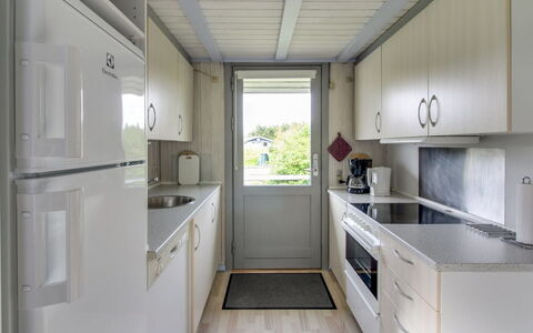 Holte - 700M to the Fjord: Piso, Suelo, Diseño De Interiores, Cocina, Mostrador, Aparato De Cocina, Electrodoméstico, Electrodoméstico, Gabinetes, Aluminio