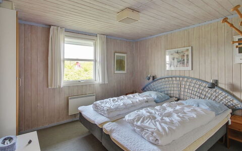 Holte - 700M to the Fjord: Habitación, Cama, Madera, Sábana, Lecho, Techo, Diseño De Interiores, Marco De La Cama, Mueble, Suelo