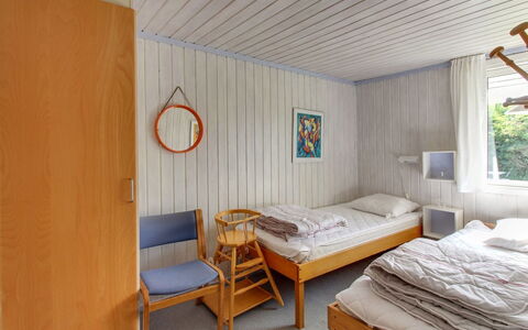 Holte - 700M to the Fjord: Mueble, Diseño De Interiores, Habitación, Cama, Madera, Suelo, Piso, Sábana, Techo, Habitación