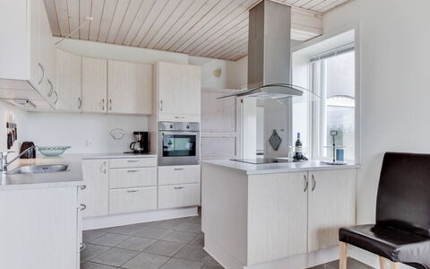 Matthias - 400M to the Fjord: Madera, Cocina, Techo, Piso, Gabinetes, Diseño De Interiores, Mostrador, Suelo, Aparato De Cocina, Mueble
