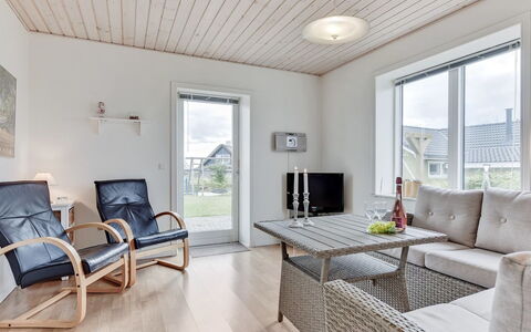 Matthias - 400M to the Fjord: Piso, Madera, Suelo, Suelos De Madera, Diseño De Interiores, Mueble, Techo, Casa, Sala, Silla