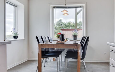 Matthias - 400M to the Fjord: Mueble, Diseño De Interiores, Piso, Madera, Mesa, Cocina Y Comedor Mesa, Techo, Silla, Suelo, Comedor