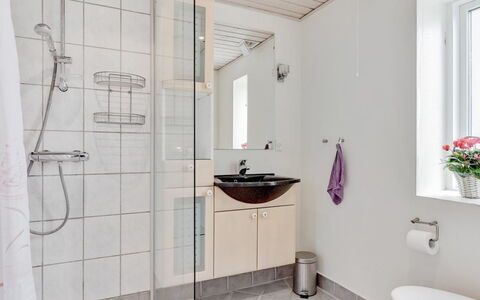 Matthias - 400M to the Fjord: Baño, Arreglo De Tubería, Piso, Diseño De Interiores, Suelo, Lavabo, Lavabo Del Baño, Baño, Grifo, Plomería