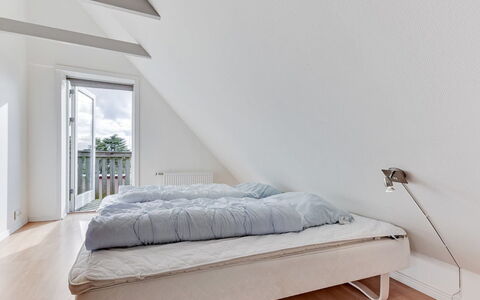 Matthias - 400M to the Fjord: Madera, Piso, Suelo, Mueble, Habitación, Diseño De Interiores, Cama, Suelos De Madera, Lecho, Linos
