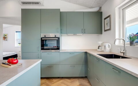 Temelko - 200M from the Sea: Gabinetes, Aparato De Cocina, Piso, Cocina, Diseño De Interiores, Mostrador, Madera, Electrodoméstico, Suelo, Mueble