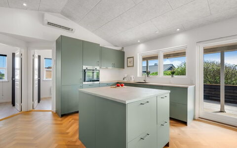 Temelko - 200M from the Sea: Piso, Techo, Madera, Diseño De Interiores, Cocina, Suelo, Mostrador, Aparato De Cocina, Gabinetes, Electrodoméstico