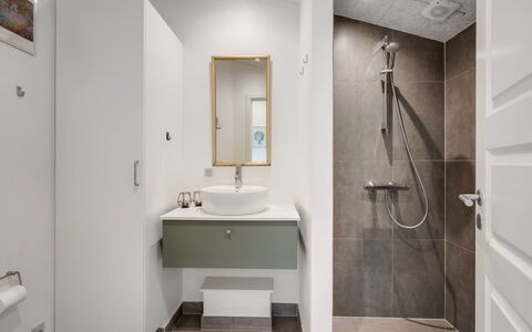 Temelko - 200M from the Sea: Baño, Arreglo De Tubería, Diseño De Interiores, Piso, Pared, Suelo, Baño, Lavabo Del Baño, Lavabo, Asiento Del Baño