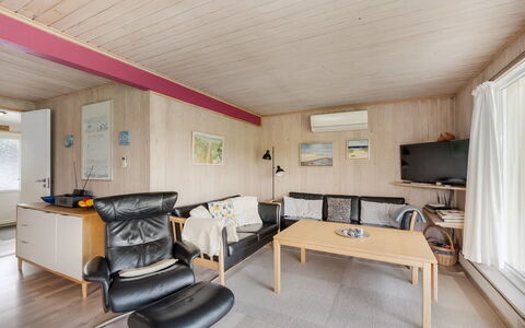 Steffen - 450M to the Fjord: Mueble, Diseño De Interiores, Piso, Madera, Suelo, Techo, Habitación, Sofá, Sala, Casa