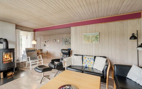 Steffen - 450M to the Fjord: Mueble, Diseño De Interiores, Piso, Suelo, Madera, Techo, Sala, Habitación, Sofá, Silla