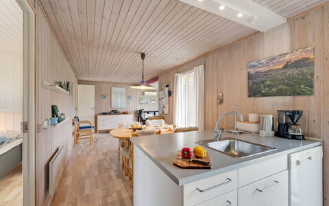 Steffen - 450M to the Fjord: Madera, Cocina, Diseño De Interiores, Piso, Mostrador, Techo, Mueble, Suelo, Casa, Habitación