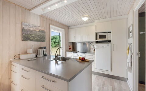 Steffen - 450M to the Fjord: Cocina, Mostrador, Madera, Piso, Diseño De Interiores, Aparato De Cocina, Suelo, Techo, Mueble, Gabinetes